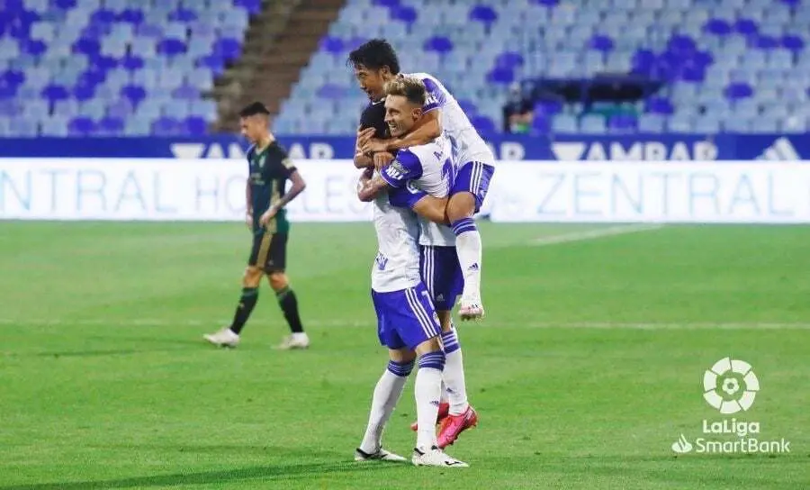 Los jugadores del Real Zaragoza celebran el gol de &Aacute;lex Blanco que pon&iacute;a el 2-1 en el marcador. Foto: LaLiga SmartBank