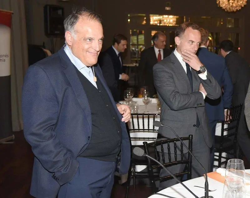 Javier Tebas, presidente de LaLiga, con Christian Lapetra, presidente del Real Zaragoza. Foto: &Aacute;NGEL DE CASTRO