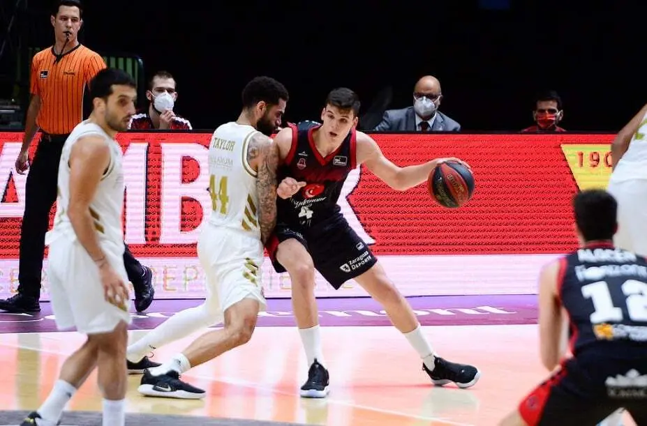 Jaime Pradilla, ante Jeff Taylor, en su &uacute;ltimo partido con Basket Zaragoza. Foto: ACB