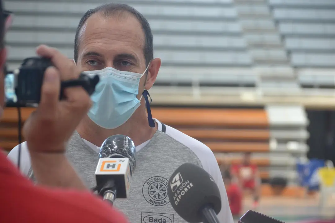 Nolasco, entrenador del Bada Huesca, cumplir&aacute; su temporada 13 como 'jefe' del vestuario. Foto: Sportaragon