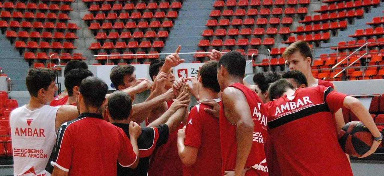 Los j&oacute;venes, en un entrenamiento. Foto: Basket Zaragoza