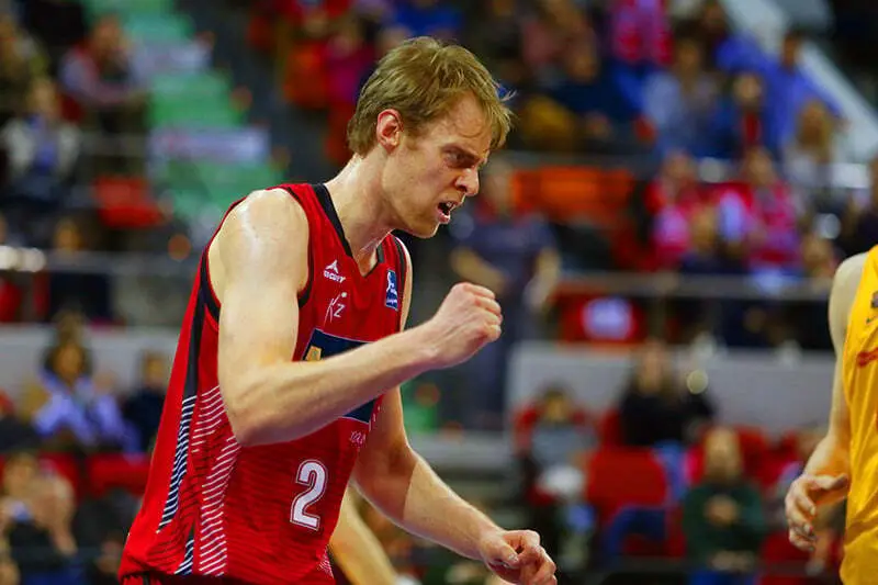 Henk Norel celebra una acci&oacute;n sobre el Pr&iacute;ncipe Felipe. Foto: Basket Zaragoza