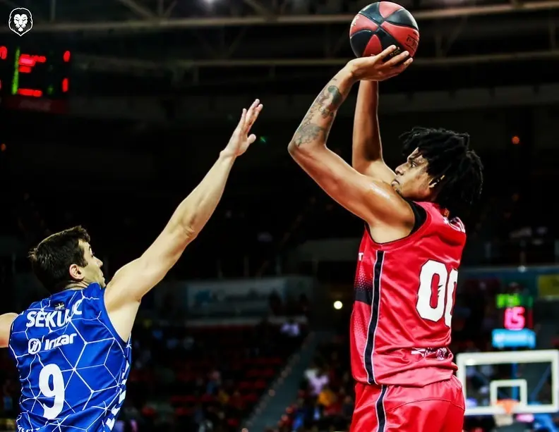 Javier Justiz, frente a Sekulic (Gipuzkoa), en un partido de octubre de 2018. Foto: Esther Casas/Basket Zaragoza