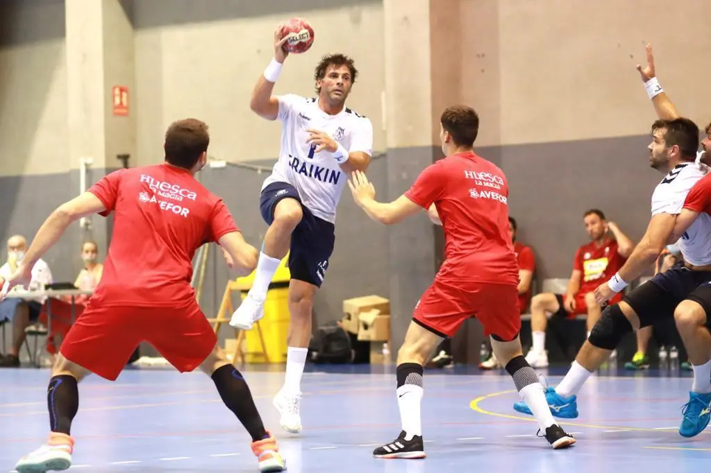 Antonio Garc&iacute;a se levanta sobre la defensa del Bada Huesca en el amistoso de esta 2020/21. Foto: Juli&aacute;n V&aacute;zquez