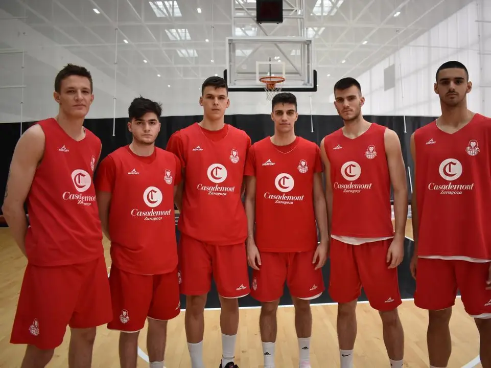 De izda a dcha: Vit Krejci ( a&ntilde;o 2000), Javier Garc&iacute;a (2001), Jaime Pradilla (2001), Carlos Aloc&eacute;n (2000), Ander Urdia&iacute;n (2000) y Aitor Etxeguren (2002).| Foto: Casademont Zaragoza