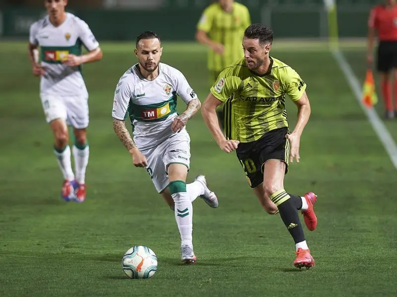 Burgui conduciendo un bal&oacute;n ante el Elche | Foto: Tino Gil, Real Zaragoza