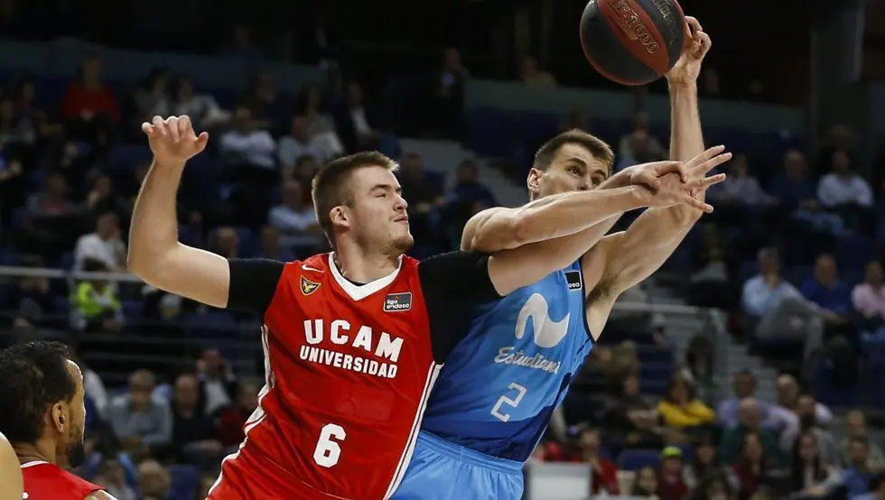 Dino Radoncic, frente al Estudiantes. Foto: Eduardo Candel Reviejo