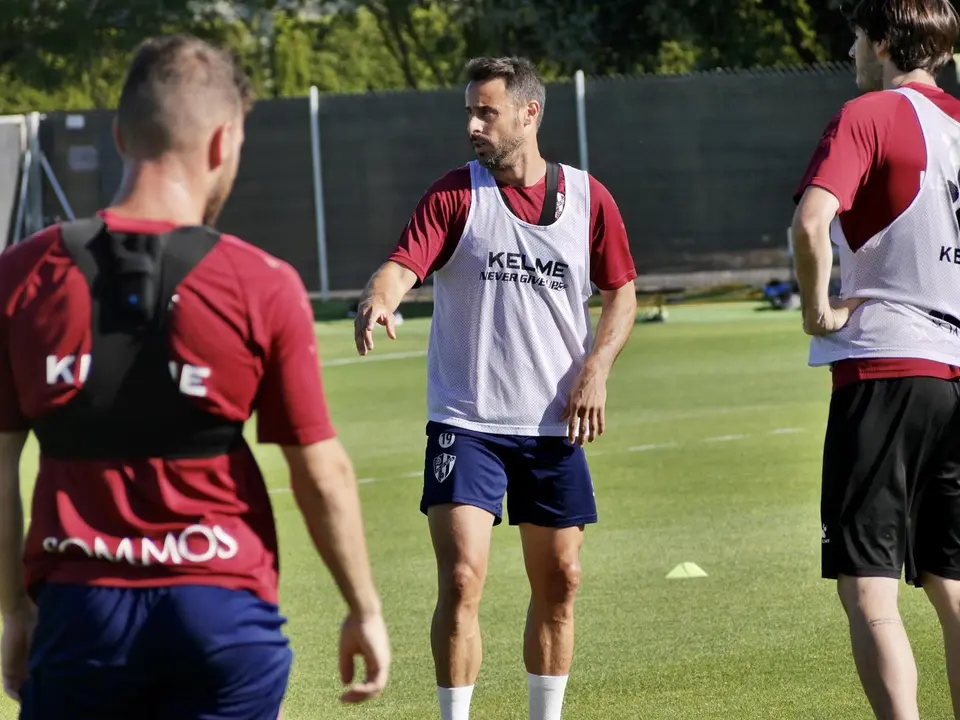 Pedro L&oacute;pez calentando para la temporada 2020/2021. | Foto: SD Huesca