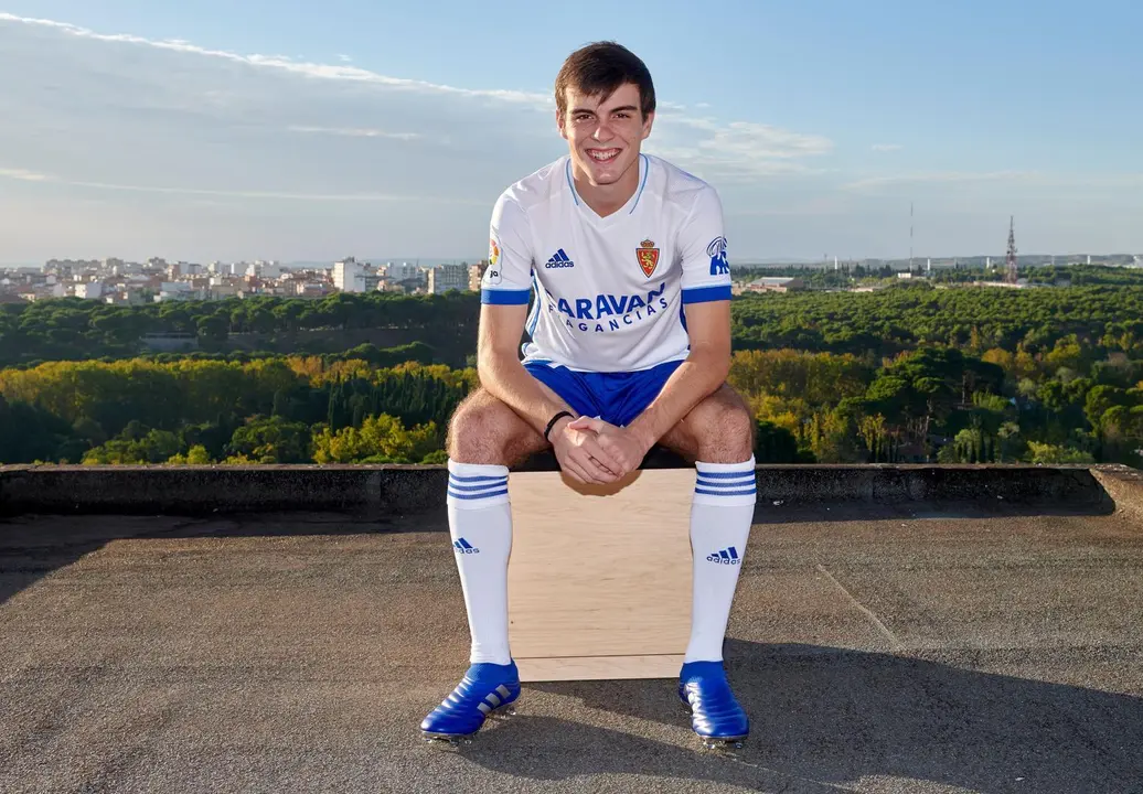 Francho Serrano luce la primera equipaci&oacute;n del Real Zaragoza de la temporada 2020-2021. Foto: @RealZaragoza