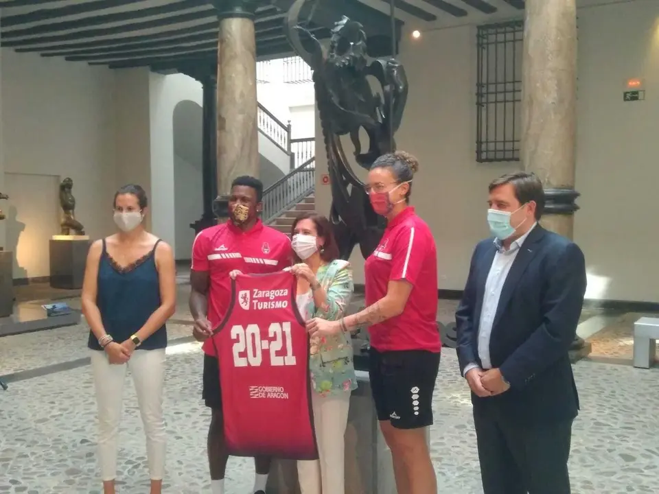 Los jugadores Dylan Ennis y Laura Nicholls, junto a Sara Fern&aacute;ndez, Cristina Garc&iacute;a y el presidente Reynaldo Benito. Foto: SPORTARAGON