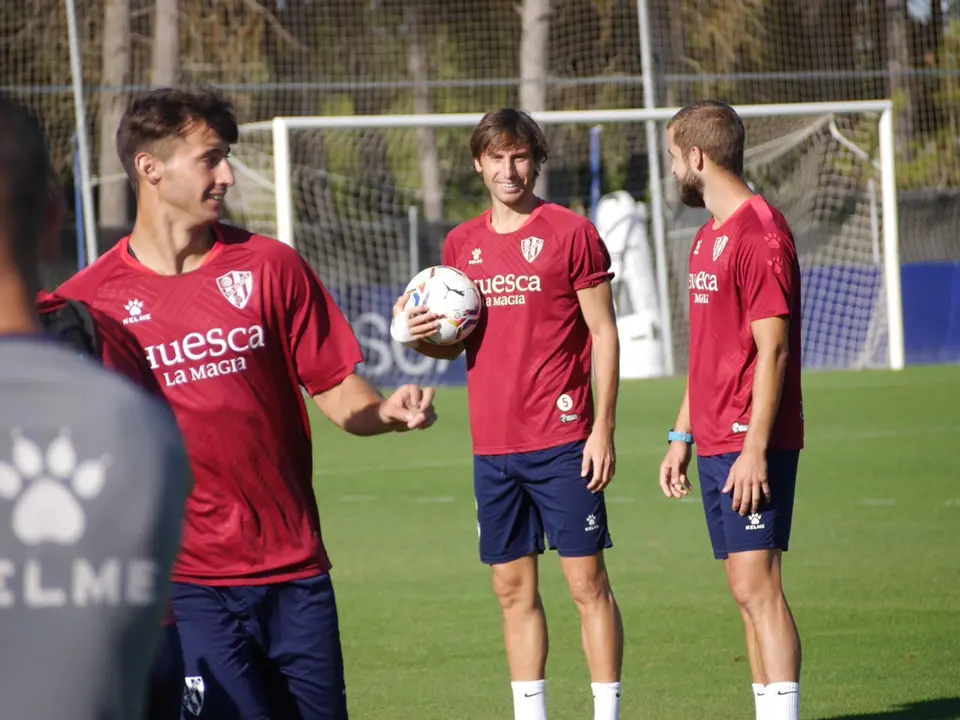 Mosquera charla con Pulido en el entrenamiento de hoy. Foto: SDH