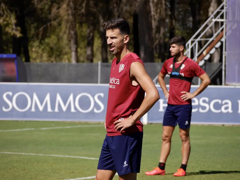 Primer plano de Juan carlos durante el entrenamiento del Huesca tras el amistoso contra la Real Sociedad. Foto: SD Huesca