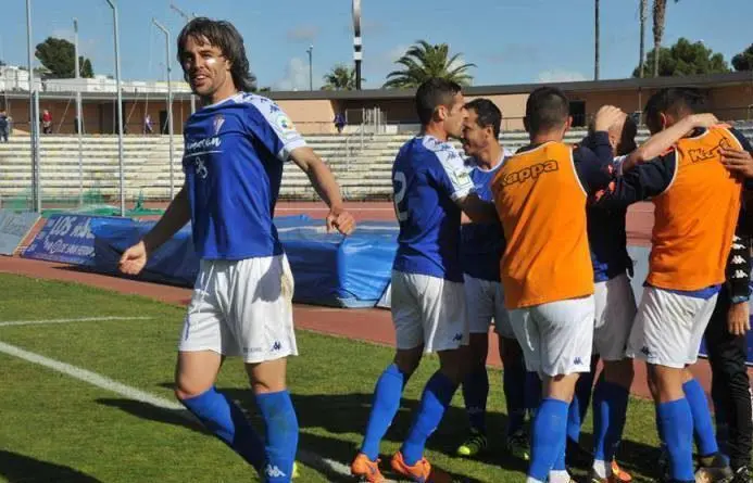 A la izquierda, Lolo Guerrero celebrando un tanto con un anterior equipo. Foto: El Comercio del Sur