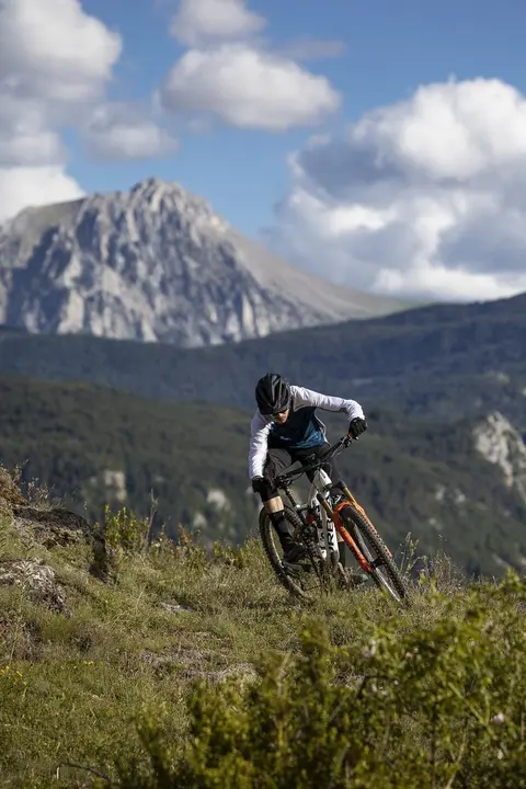 Gabi Torralba, en un descenso por una de las sendas de Puro Pirineo. Foto: Cedida
