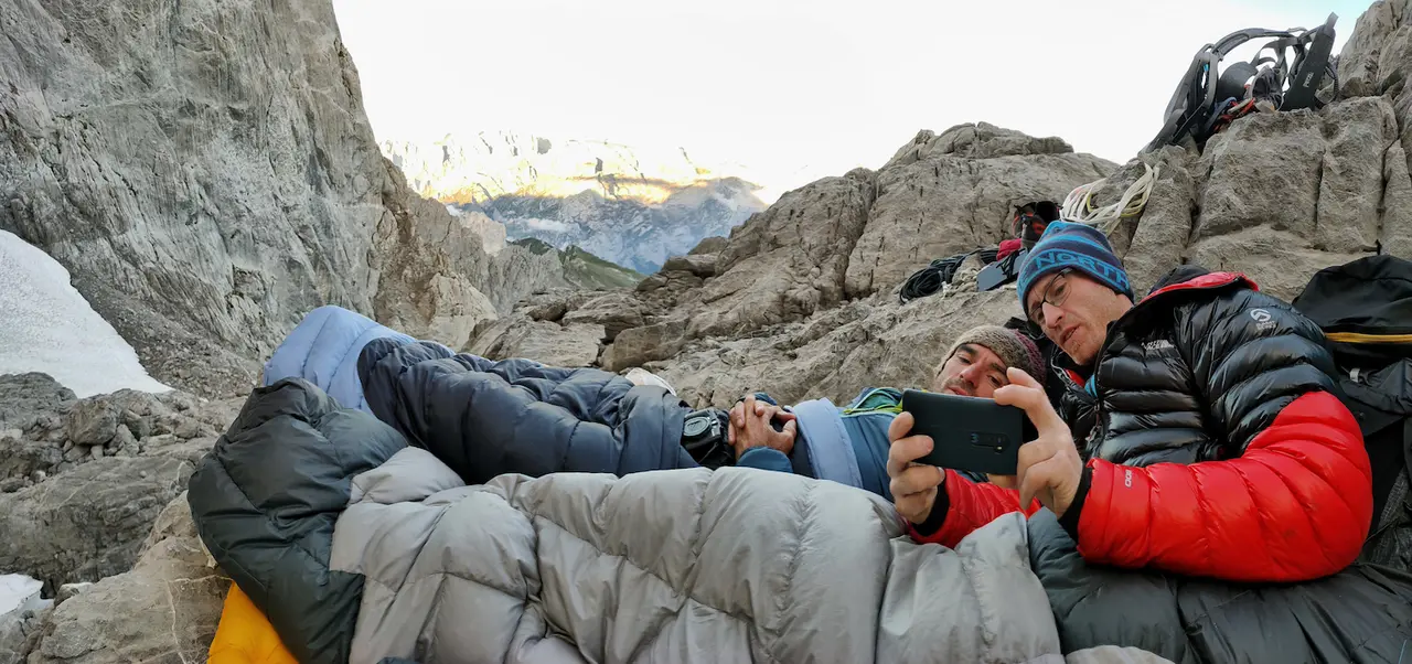 Vivac en medio de la pared de Picos de Europa donde se encuentran los hermanos Pou y Kiko Cerd&aacute;. Foto: @hermanospou