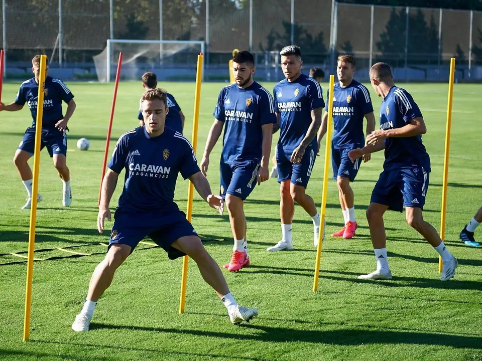 Los jugadores del Real Zaragoza realizan ejercicios en grupo. Foto: Real Zaragoza