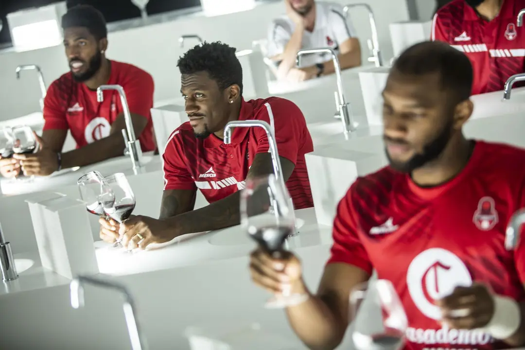 Jason Thompson, Dylan Ennis y Rasheed Sulaimon degustan los vinos de Bodegas Sommos. Foto: Casademont Zaragoza