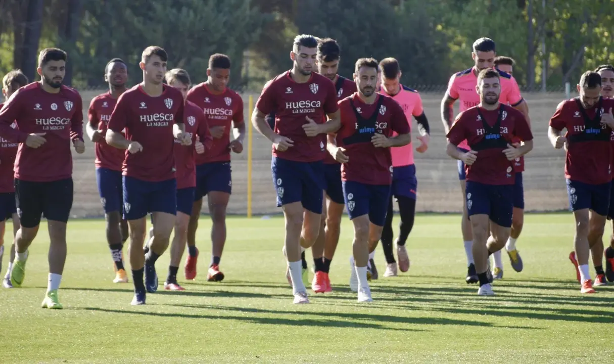La plantilla azulgrana entrenando. | Foto: SD Huesca