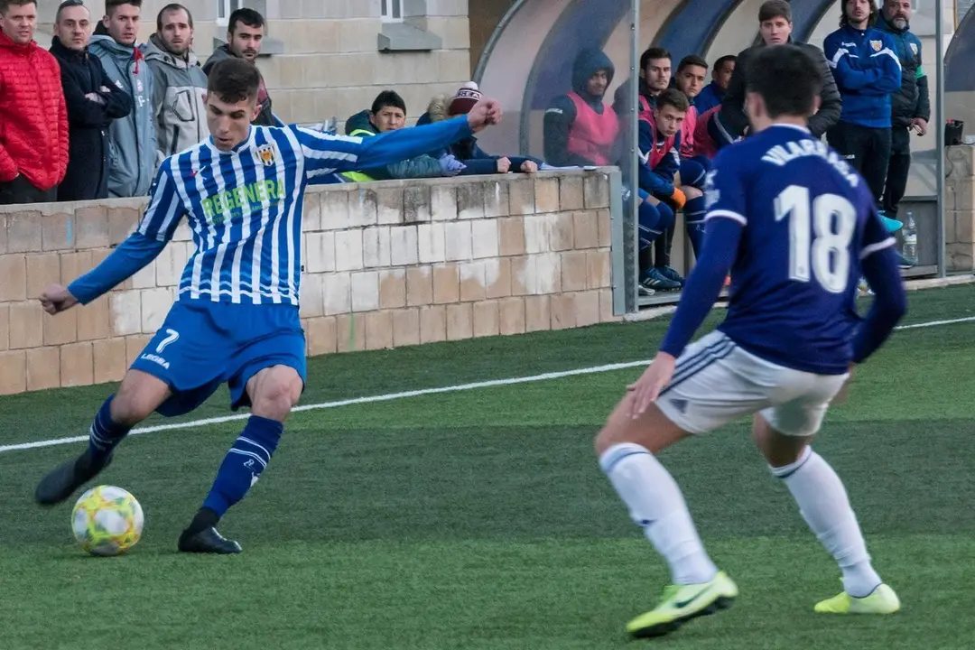 Javi Areso golpeando el bal&oacute;n. | Foto: Twitter