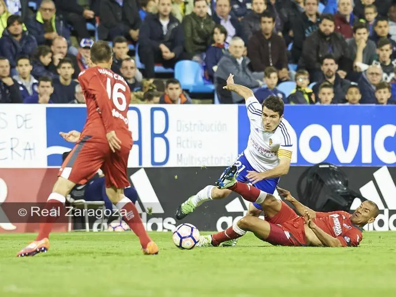 Alberto Zapater en una jugada frente a Juan Cala y Cata Diaz, centrales del Getafe CF en la temporada 2016-2017. Foto: Tino Gil / Real Zaragoza