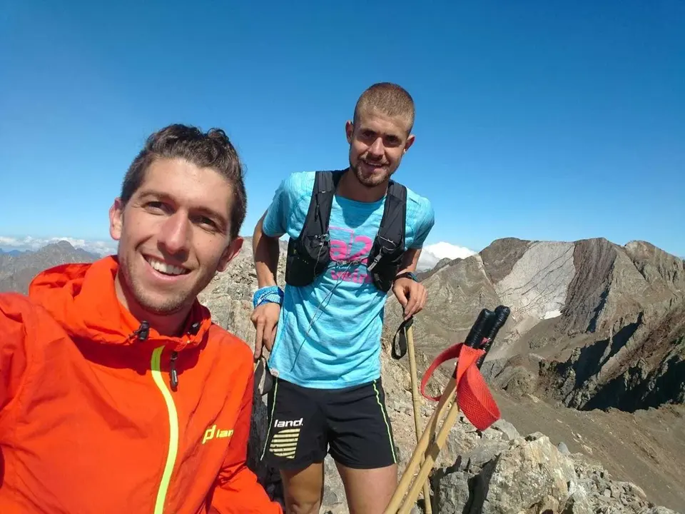 Manu Merillas, en la cima del Garmo Negro, en compa&ntilde;&iacute;a de Sergio Alonso. Foto: Manu Merillas