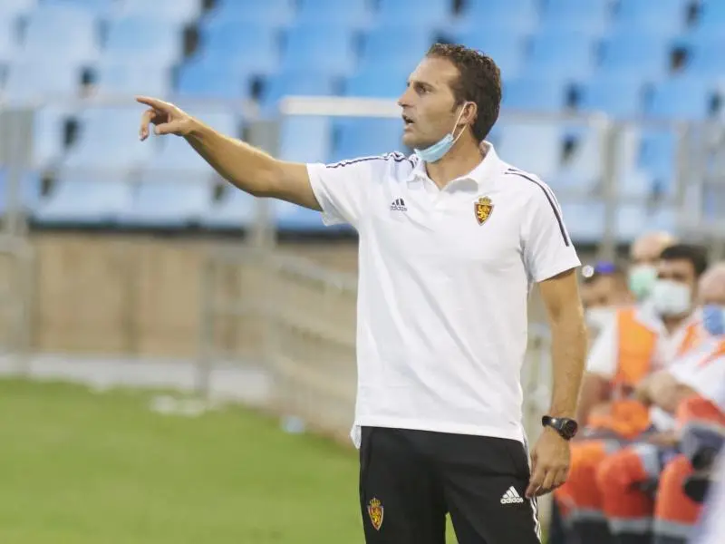Rub&eacute;n Baraja dando indicaciones t&aacute;cticas a sus jugadores | Foto: Real Zaragoza 
