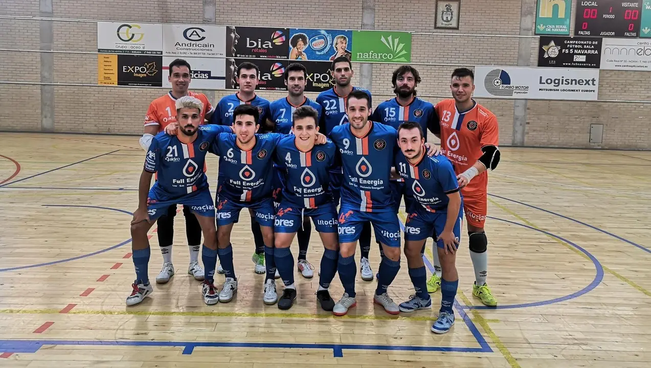 El equipo, sobre el pabell&oacute;n de Noi&aacute;n. Foto: Full Energ&iacute;a Zaragoza