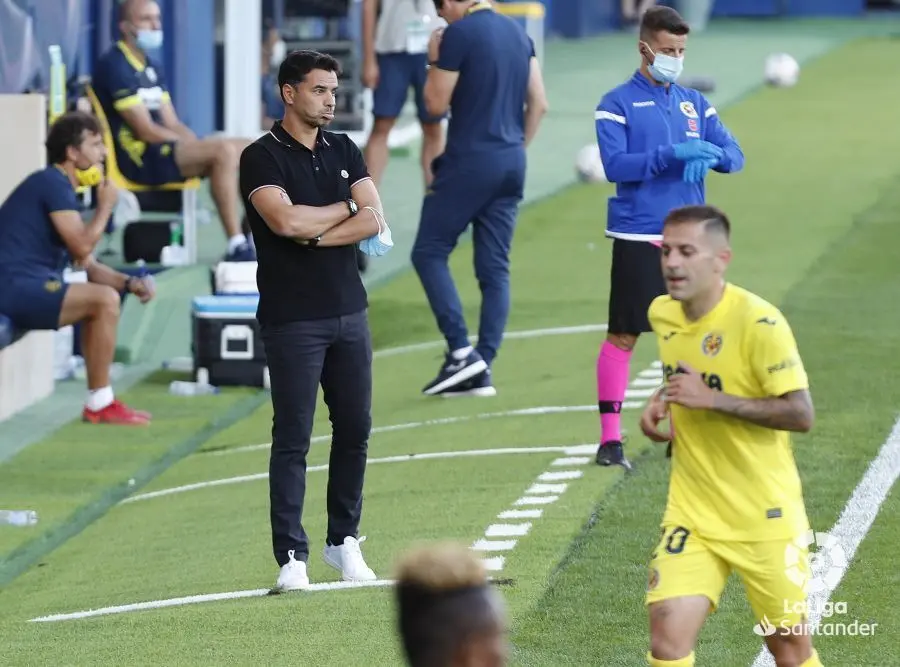 M&iacute;chel observa a sus jugadores en el Villarreal-Huesca disputado en La Cer&aacute;mica. Foto: LFP