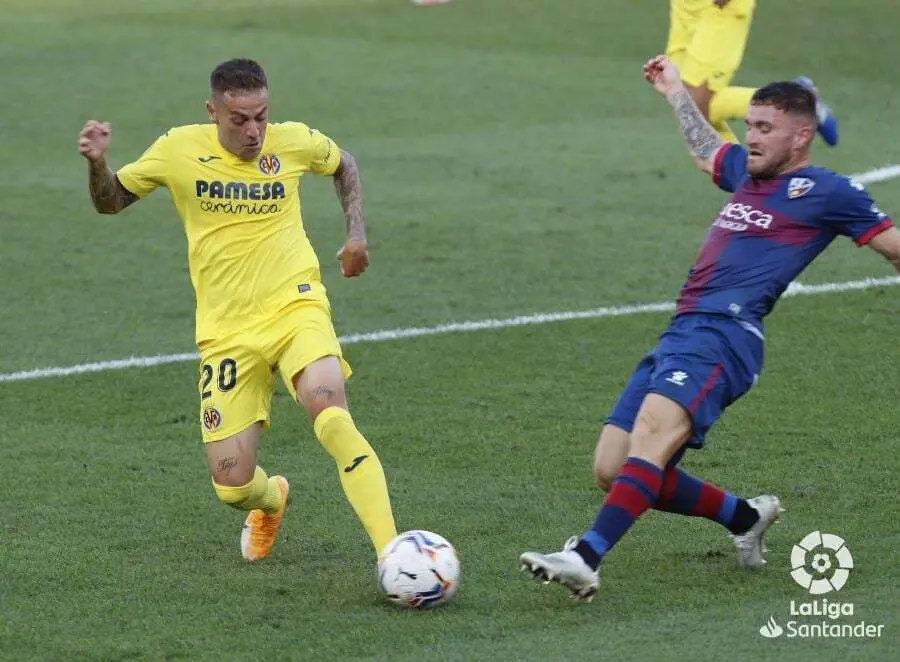 Gal&aacute;n pugna con un adversario I Foto: La Liga