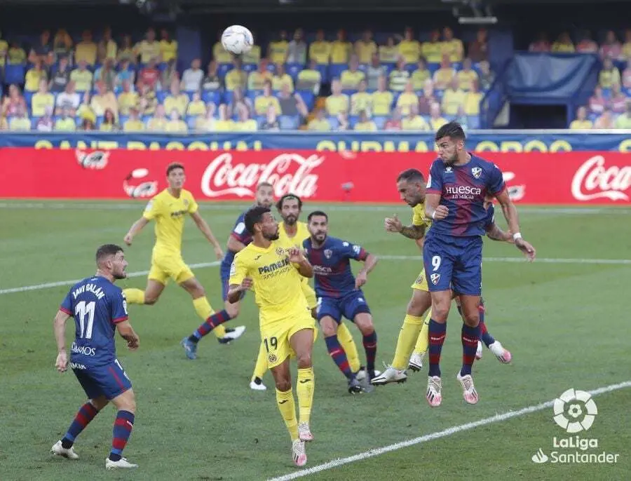 Bal&oacute;n dividido entre el Villarreal y el Huesca. | Foto: LaLiga