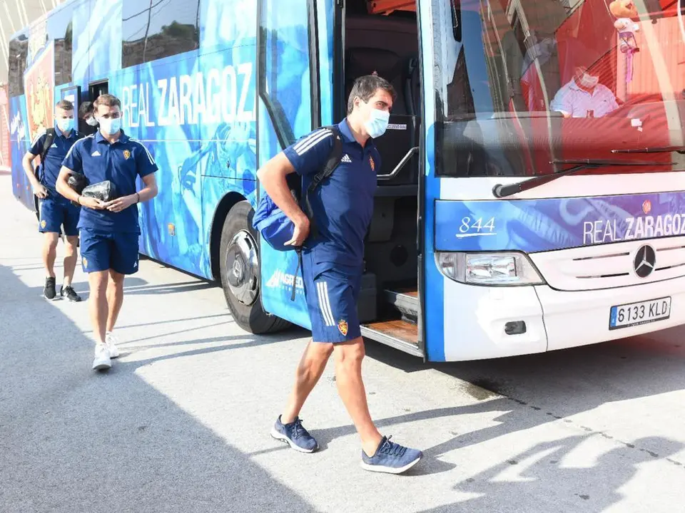 Los jugadores del Real Zaragoza en su llegada al Nou Estadi. Foto: Real Zaragoza