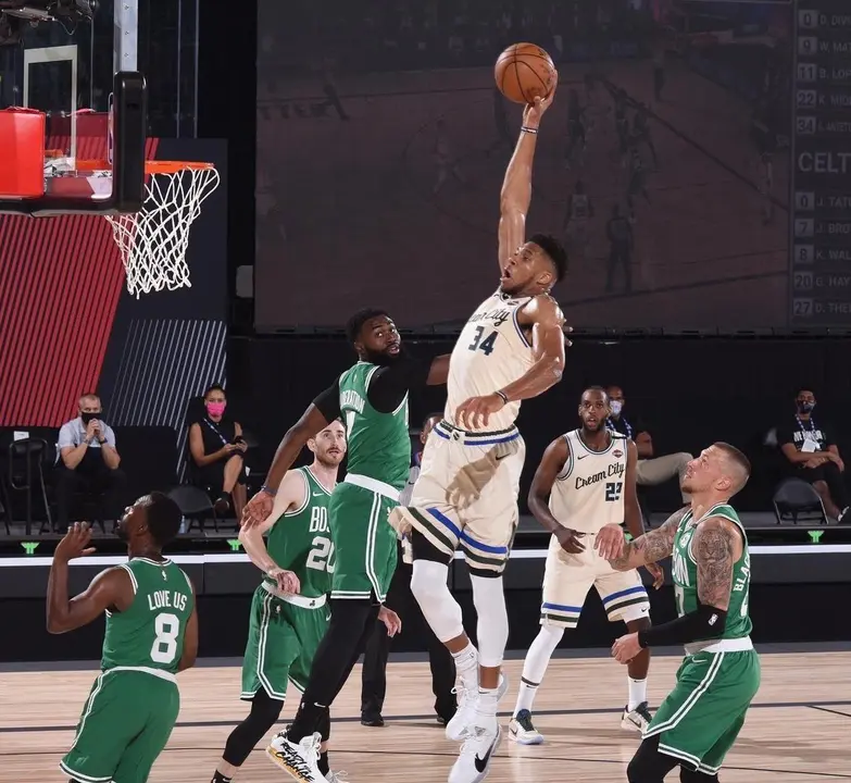 Giannis Antetokounmpo, en un partido ante Boston Celtics. Foto: @Giannis_An34