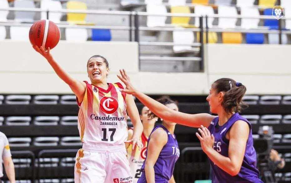 Zoe Hern&aacute;ndez, en un partido con Casademont Zaragoza ante Tarbes | Foto: Esther Casas/Casademont Zaragoza
