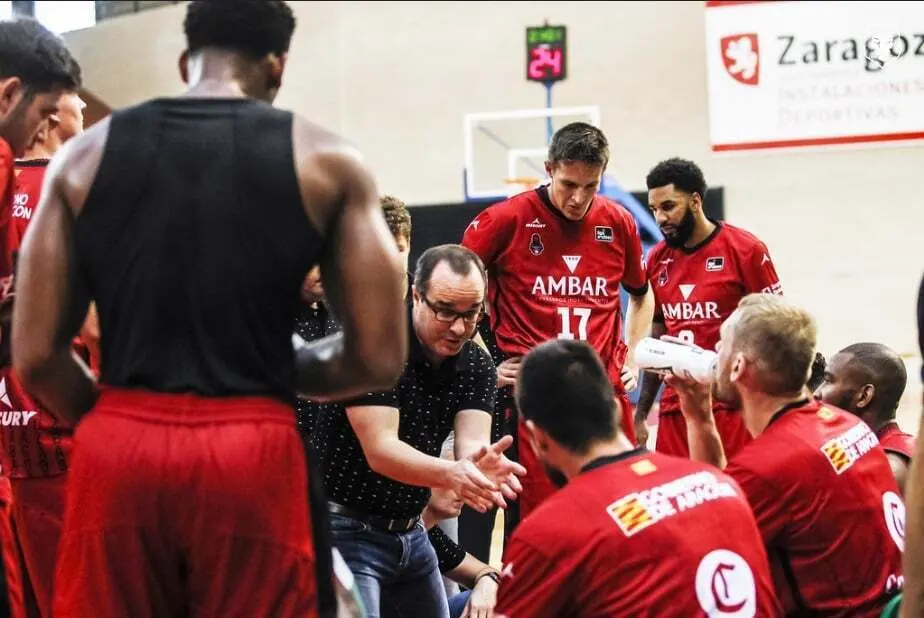 Diego Ocampo da instrucciones a sus jugadores. Foto: Esther Casas/Casademont Zaragoza