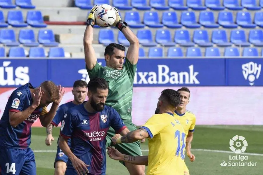 Andr&eacute;s Fern&aacute;ndez se eleva por encima de todos. | Foto: LaLiga