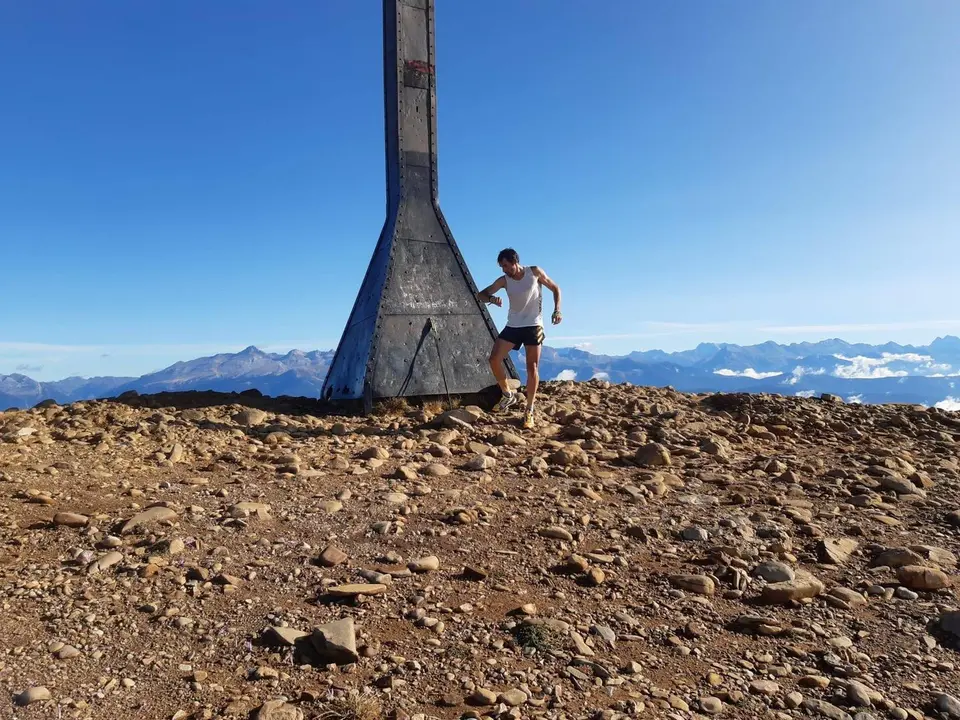 Luis Alberto Hernando en la cruz de Oroel. Foto: To&ntilde;o Algueta