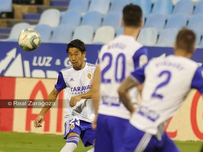 Shinji Kagawa en una acci&oacute;n ante el Elche CF en la vuelta de la semifinal de los playoffs. Foto: Tino Gil / Real Zaragoza
