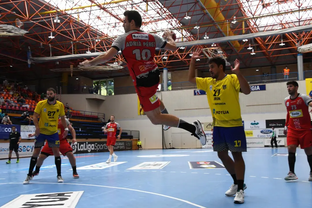 Adri&agrave; P&eacute;rez gana la posici&oacute;n en el partido del Bada Huesca contra Bidasoa sobre la pista irundarra. Foto: Arrate Morales
