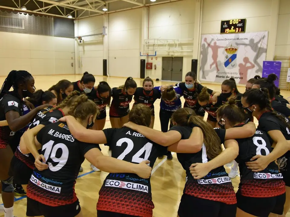 El equipo se abraza tras ganar la Copa Federaci&oacute;n. Foto: Sch&auml;r Zaragoza