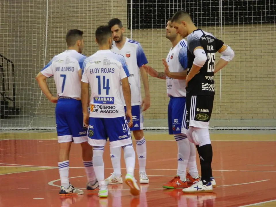 Los jugadores conversan durante una acci&oacute;n parada. Foto: F&uacute;tbol Emotion Zaragoza
