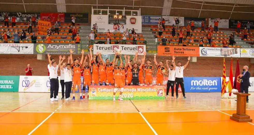 Los jugadores del CV Teruel celebran un nuevo t&iacute;tulo