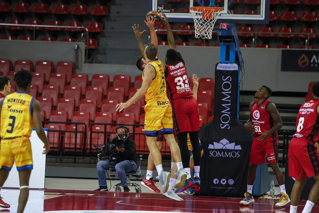 Jason Thompson pelea por un rebote. Foto: Esther Casas/ACB