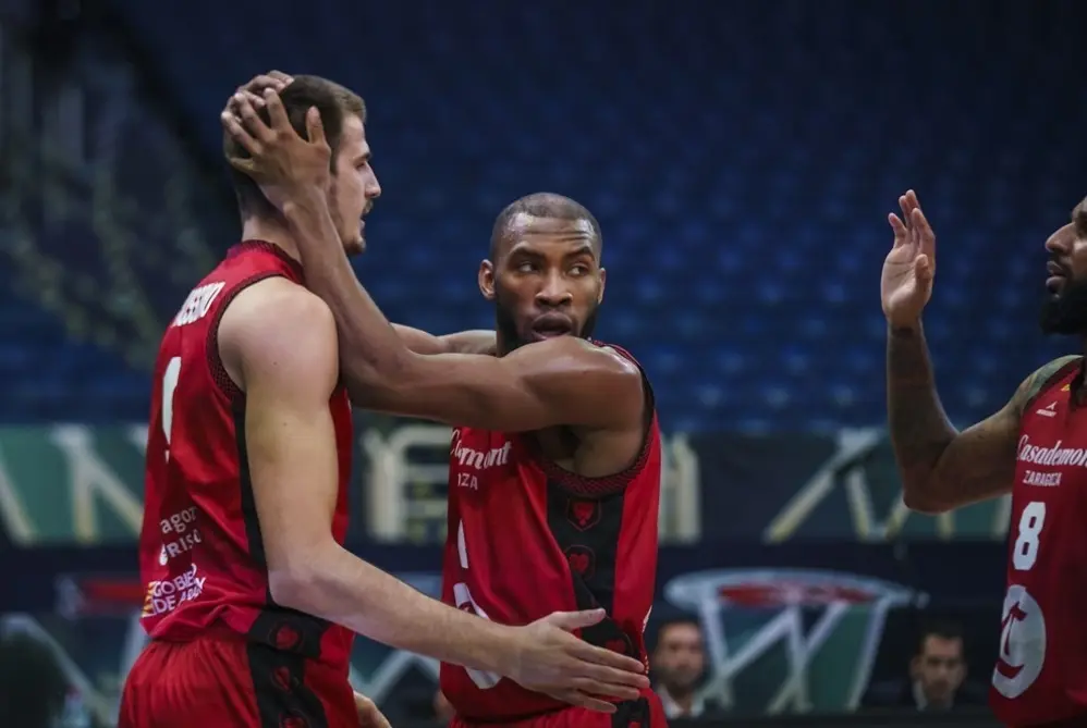 Brussino y Sulaimon se abrazan tras una acci&oacute;n ante Tenerife. Foto: FIBA