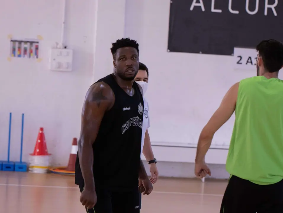 Ryan Ejim, en un entrenamiento con el Pe&ntilde;as. Foto: Levitec Huesca