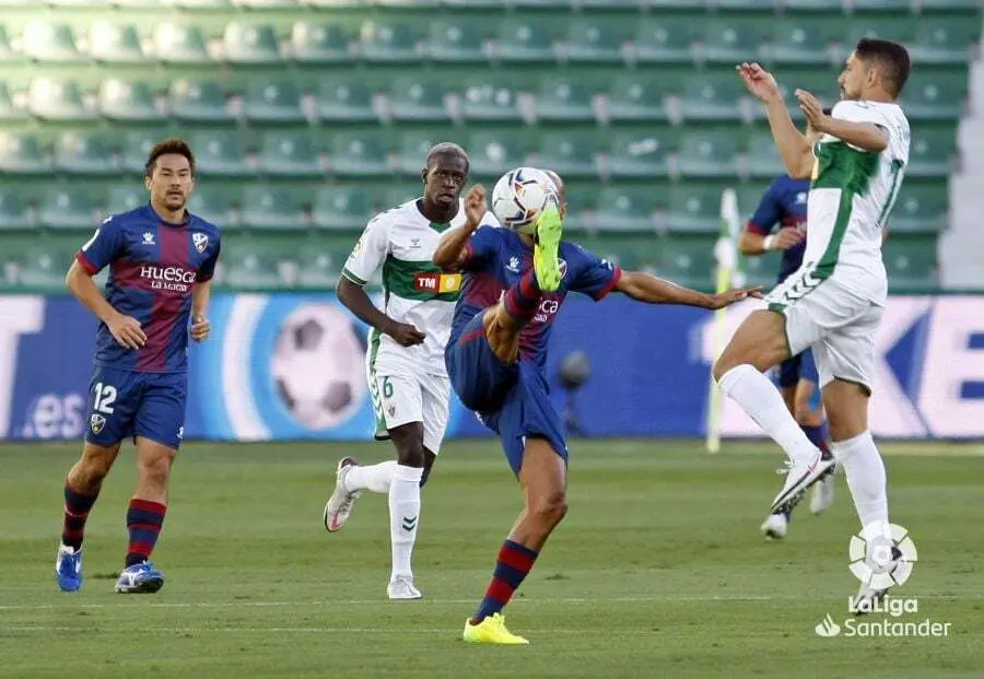 Rico intenta dominar el bal&oacute;n en el Elche Huesca. Foto: LFP