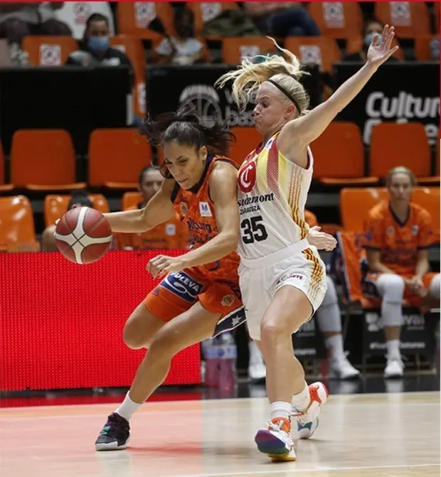 Julie Vanloo junto peleando un bal&oacute;n con Cristina Ouvi&ntilde;a en Valencia. Foto: FEB