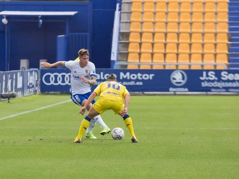 Carlos Vigaray en una jugada en el partido ante la AD Alcorc&oacute;n en Santo Domingo. Foto: Real Zaragoza