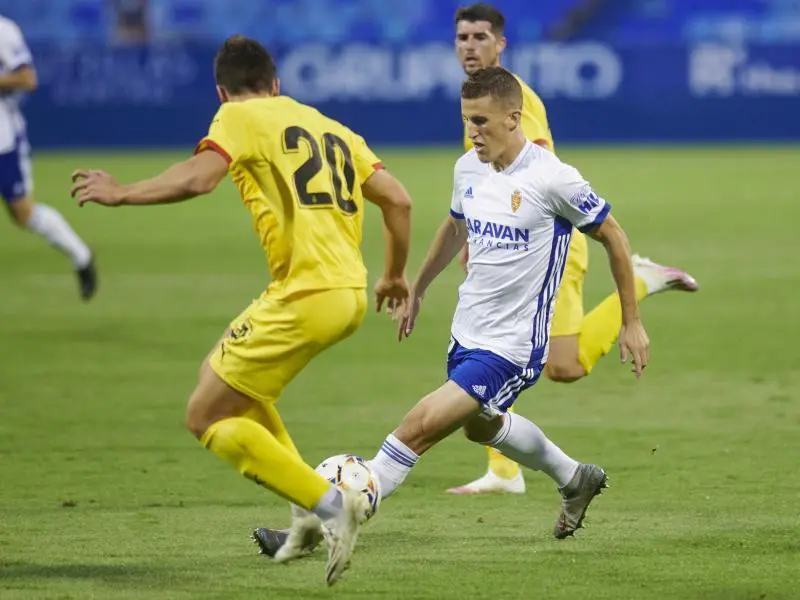 Carlos Nieto se suma a una jugada de ataque en el partido de pretemporada ante el Girona FC. Foto: Tino Gil / Real Zaragoza