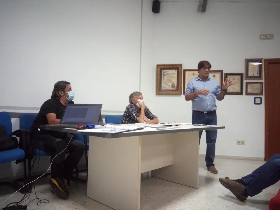 Bernat Clarella dando a conocer su candidatura ante representantes de clubes en pe&ntilde;a Guara. Foto: Pe&ntilde;a Guara