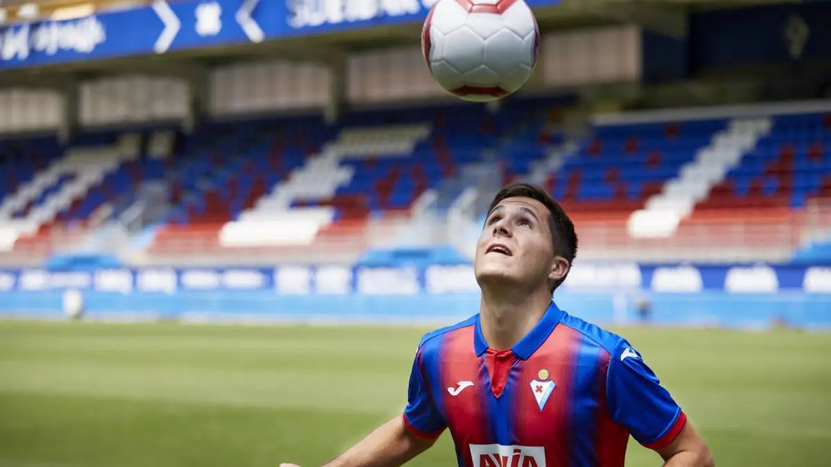 &Aacute;lvaro Tejero en su presentaci&oacute;n como jugador de la SD Eibar. Foto: Ion Alcoba